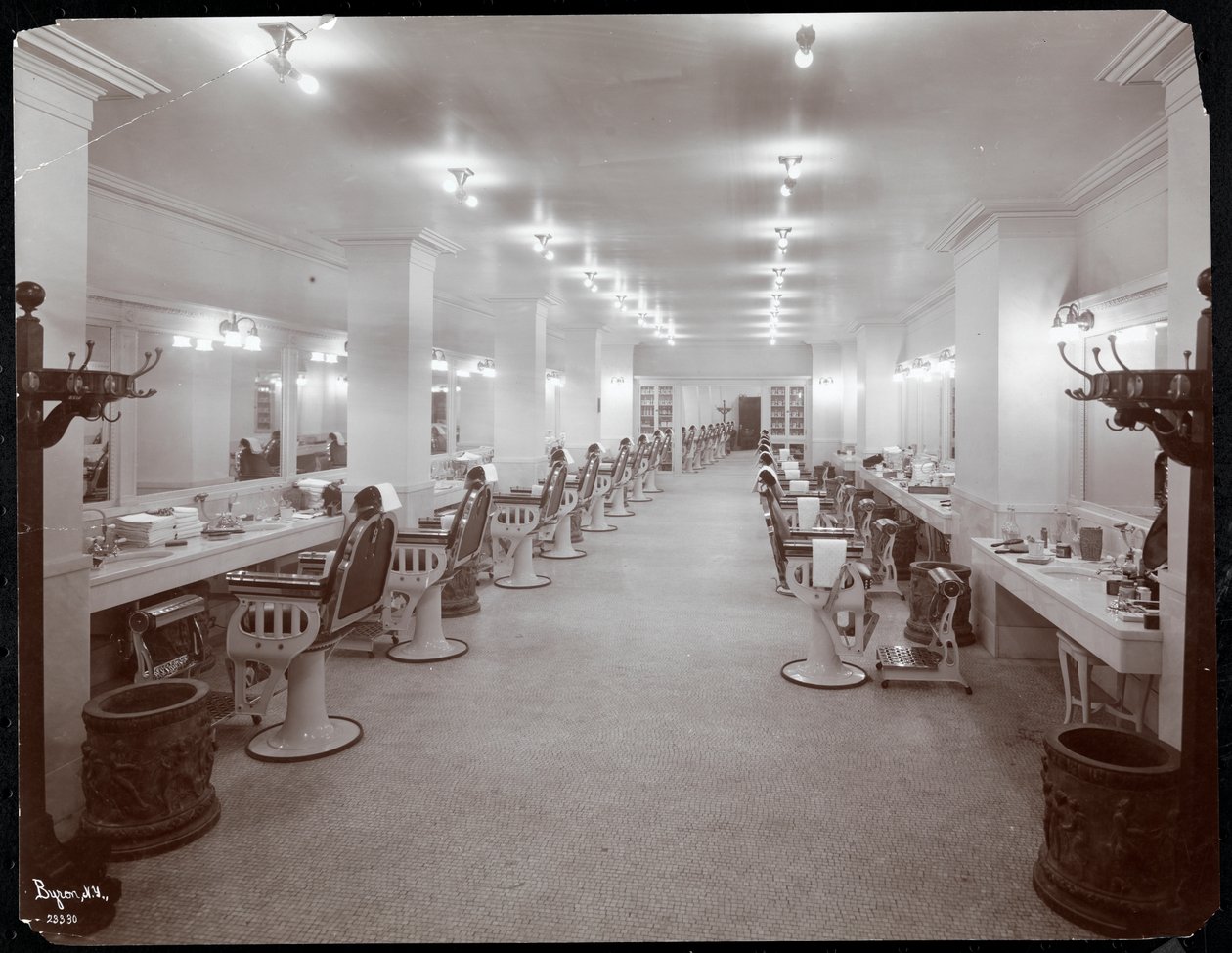 Barbershop på Hotel Knickerbocker, 1906 (sølv gelatintrykk) av Byron Company