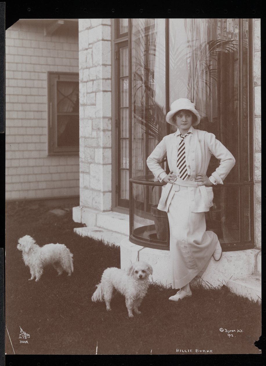 Billie Burke og to hunder på Burkeleigh Crest, huset hennes i Hastingson, New York, 1912 (sølv gelatintrykk) av Byron Company