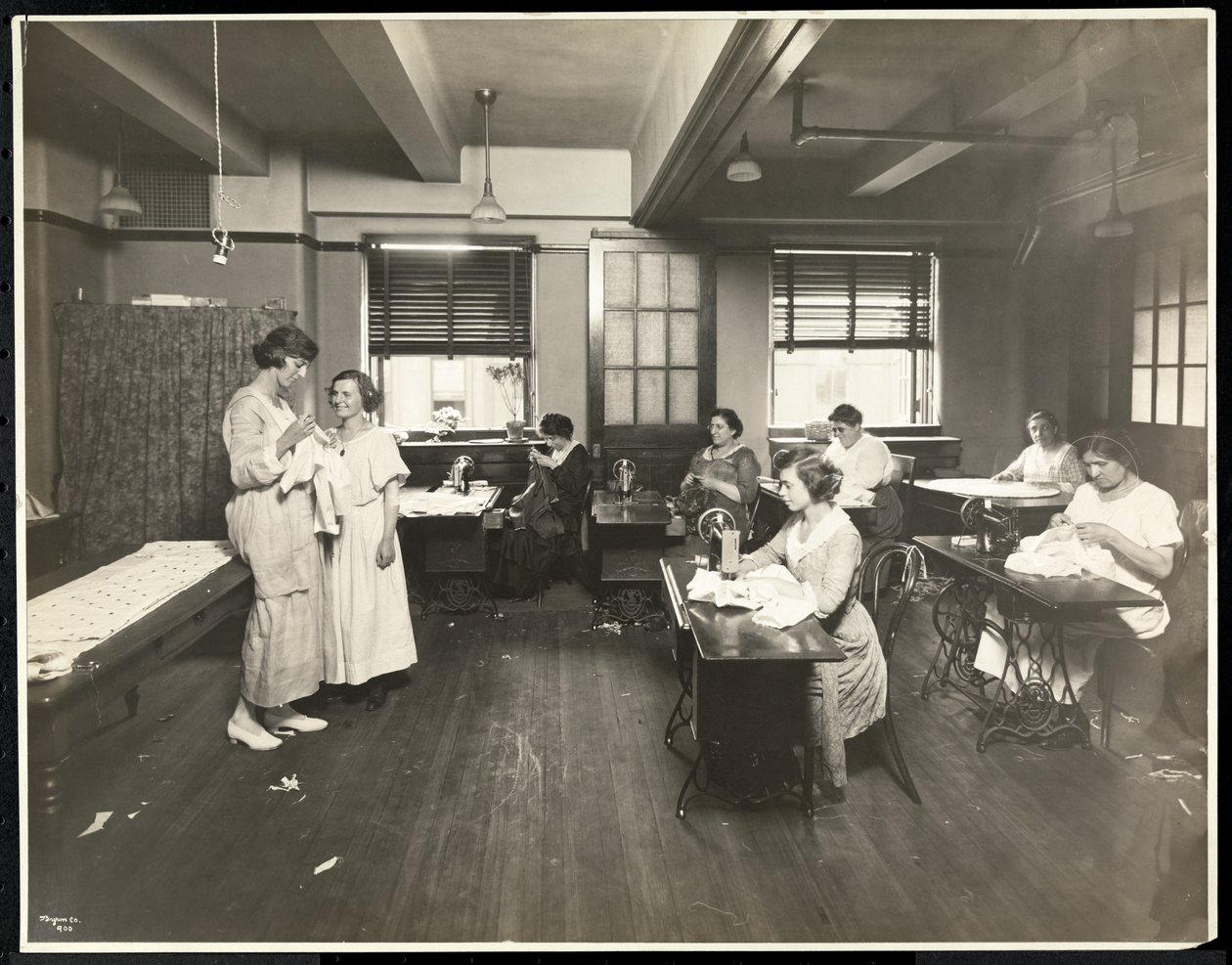 Blinde unge kvinner og en lærer som syr i et klasserom ved New York Association for the Blind, 111 East 59th Street, New York, 1921 (sølv gelatintrykk) av Byron Company