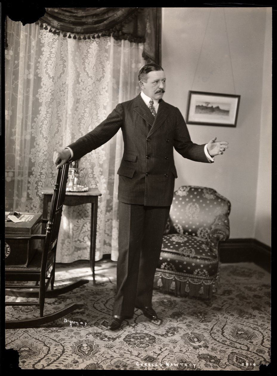 Charles Hawtrey i leiligheten hans i Holland House på Fifth Avenue, New York, 1901-2 (sølvgelatintrykk) av Byron Company