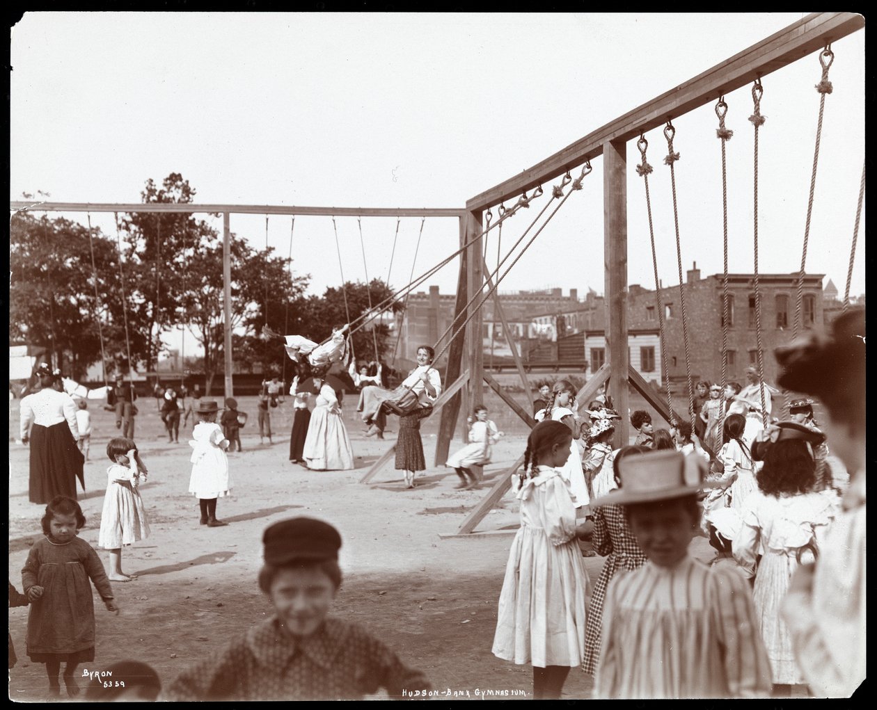Barn som svinger på Hudson Bank Gymnasium and Playground, 53rd Street og 11th Avenue, New York, 1898 (sølv gelatintrykk) av Byron Company