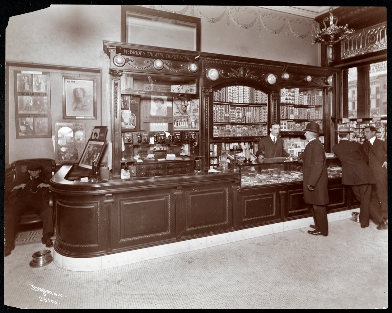 Salgsskranke for sigarer og teaterbilletter på Hotel Cadillac, 1907 (sølv gelatintrykk) av Byron Company
