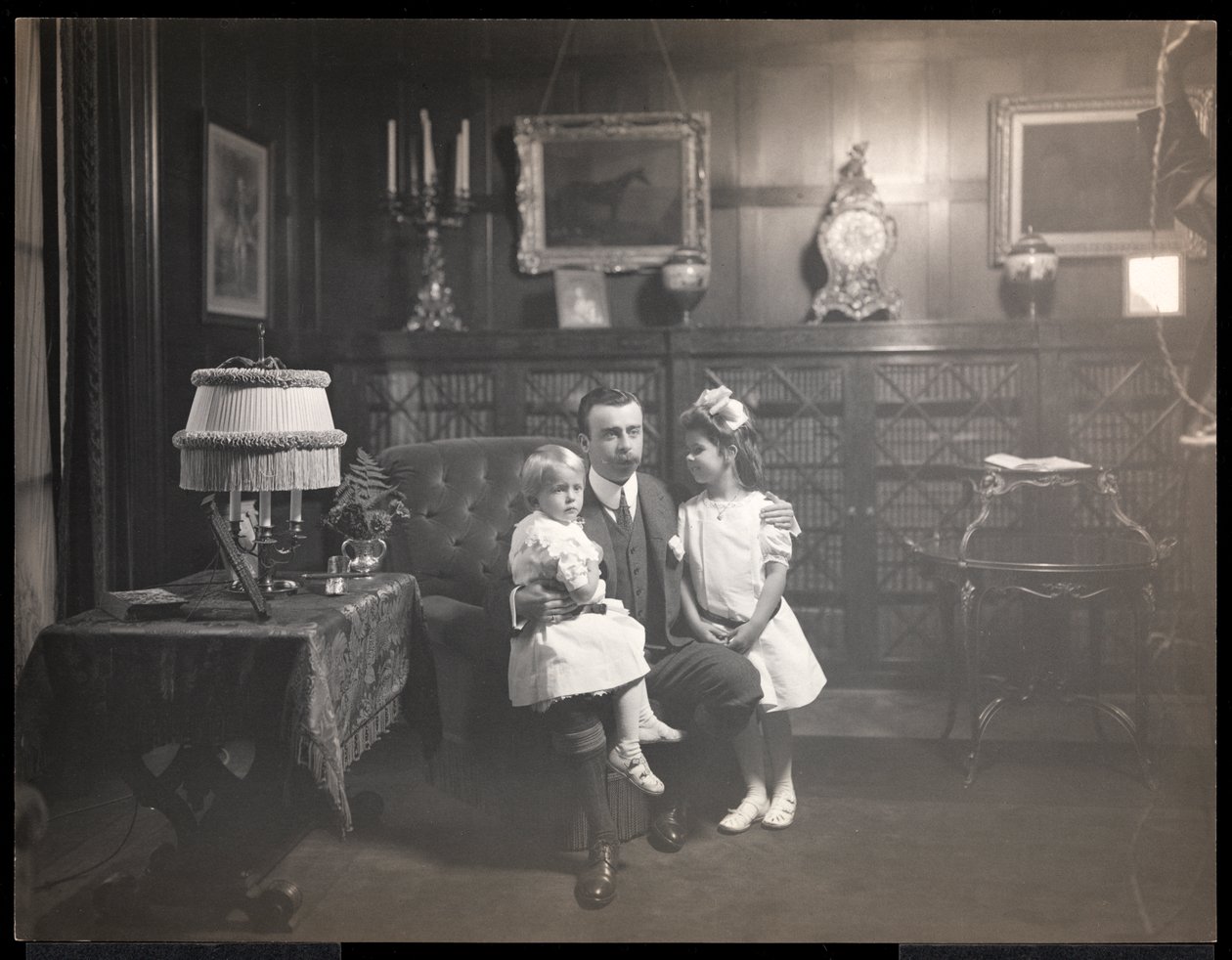 Clarence Mackay med barna sine i biblioteket i Harbor Hill, i Roslyn, Long Island, ca. 1905 (sølv gelatintrykk) av Byron Company