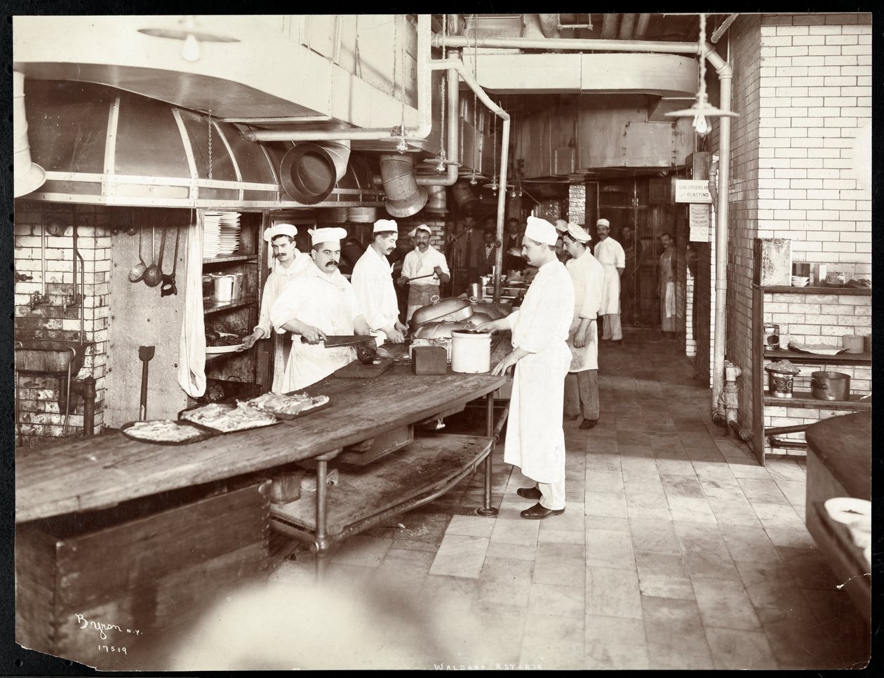 Kokker som jobber på kjøkkenet til Waldorf Astoria Hotel på 34th Street og 5th Avenue, New York, 1903 eller 1904 (sølv gelatintrykk) av Byron Company