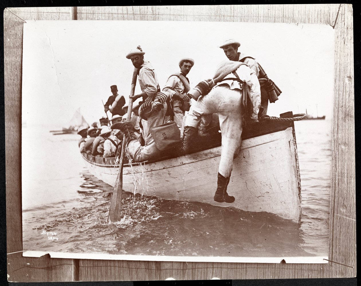 Kopifotografi av et tidligere bilde av Naval Reserves på Fishers Island, New York med en gruppe sjømenn i en robåt, 1898 (sølv gelatintrykk) av Byron Company