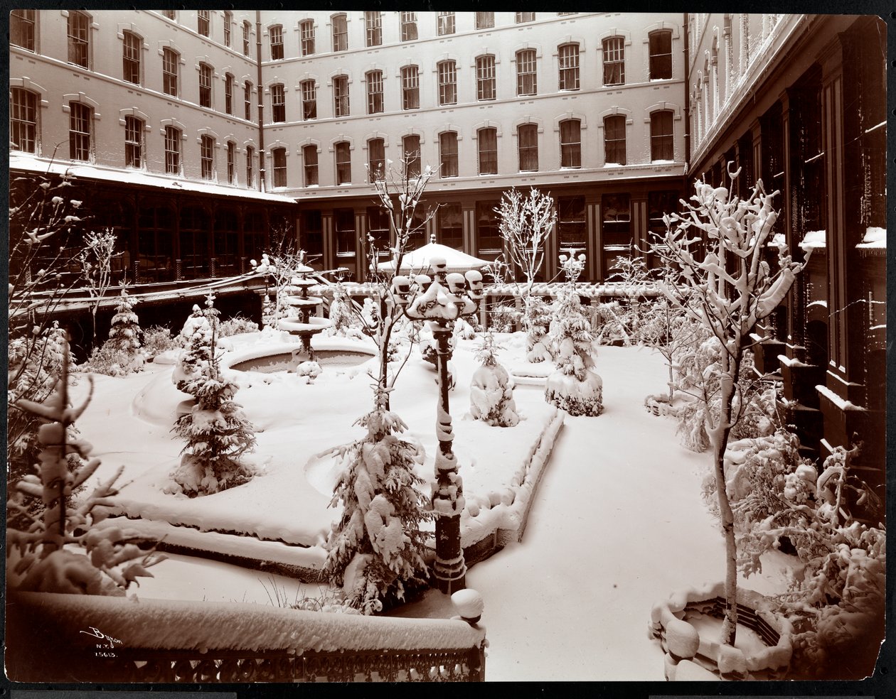 Courtyard of the Park Avenue Hotel, 1908 (sølv gelatintrykk) av Byron Company