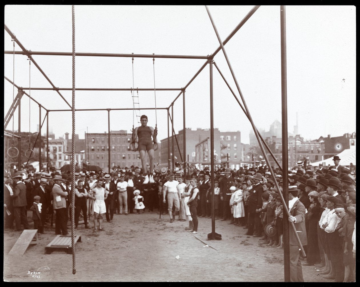 Publikum ser på en turner på Hudson Bank Gymnasium and Playground, 53rd Street og 11th Avenue, New York, 1898 (sølv gelatintrykk) av Byron Company