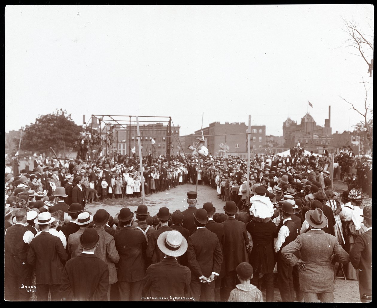 Folkemengde som ser på en polevaulter på Hudson Bank Gymnasium and Playground, 53rd Street og 11th Avenue, New York, 1898 (sølv gelatintrykk) av Byron Company