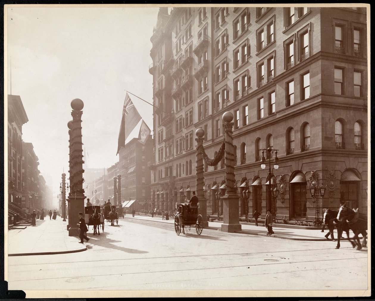 Dekorasjoner for Dewey Parade på Waldorf Astoria Hotel, 33rd Street og 5th Avenue, New York, 1899 (sølv gelatintrykk) av Byron Company