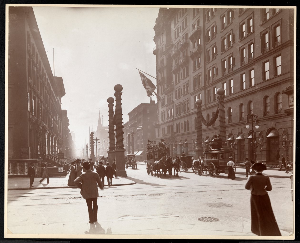 Dekorasjoner for Dewey Parade foran Waldorf Astoria Hotel på 33rd Street og 5th Avenue, New York, 1899 (sølv gelatintrykk) av Byron Company