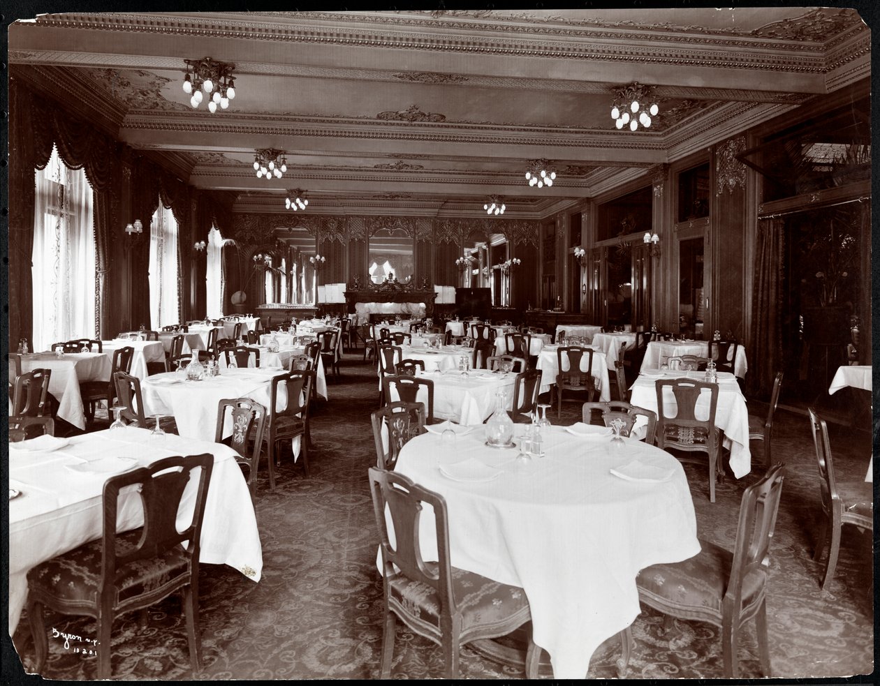 Spisestue på Hotel Delmonico, 1902 (sølv gelatintrykk) av Byron Company
