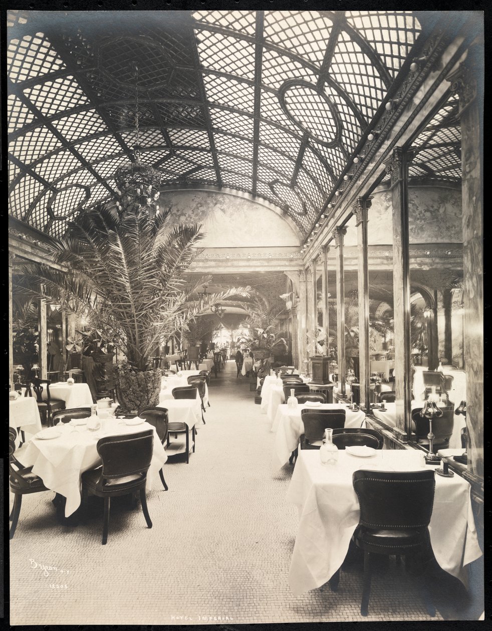 Spisesal på Hotel Imperial, 1904 (sølv gelatintrykk) av Byron Company
