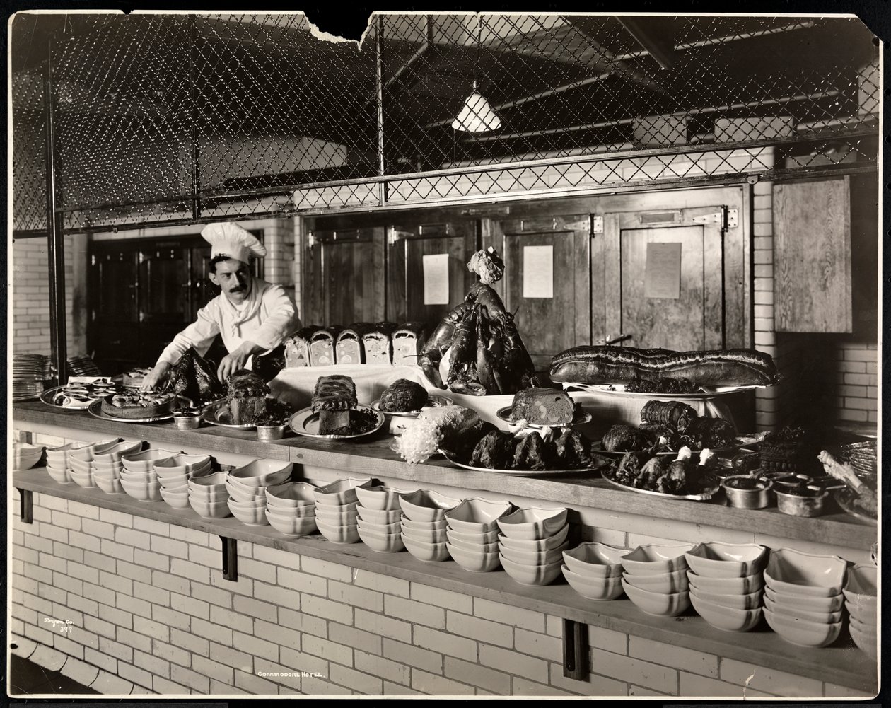 Utstilling av kjøttpålegg på kjøkkenet til Commodore Hotel, 1919 (sølv gelatintrykk) av Byron Company