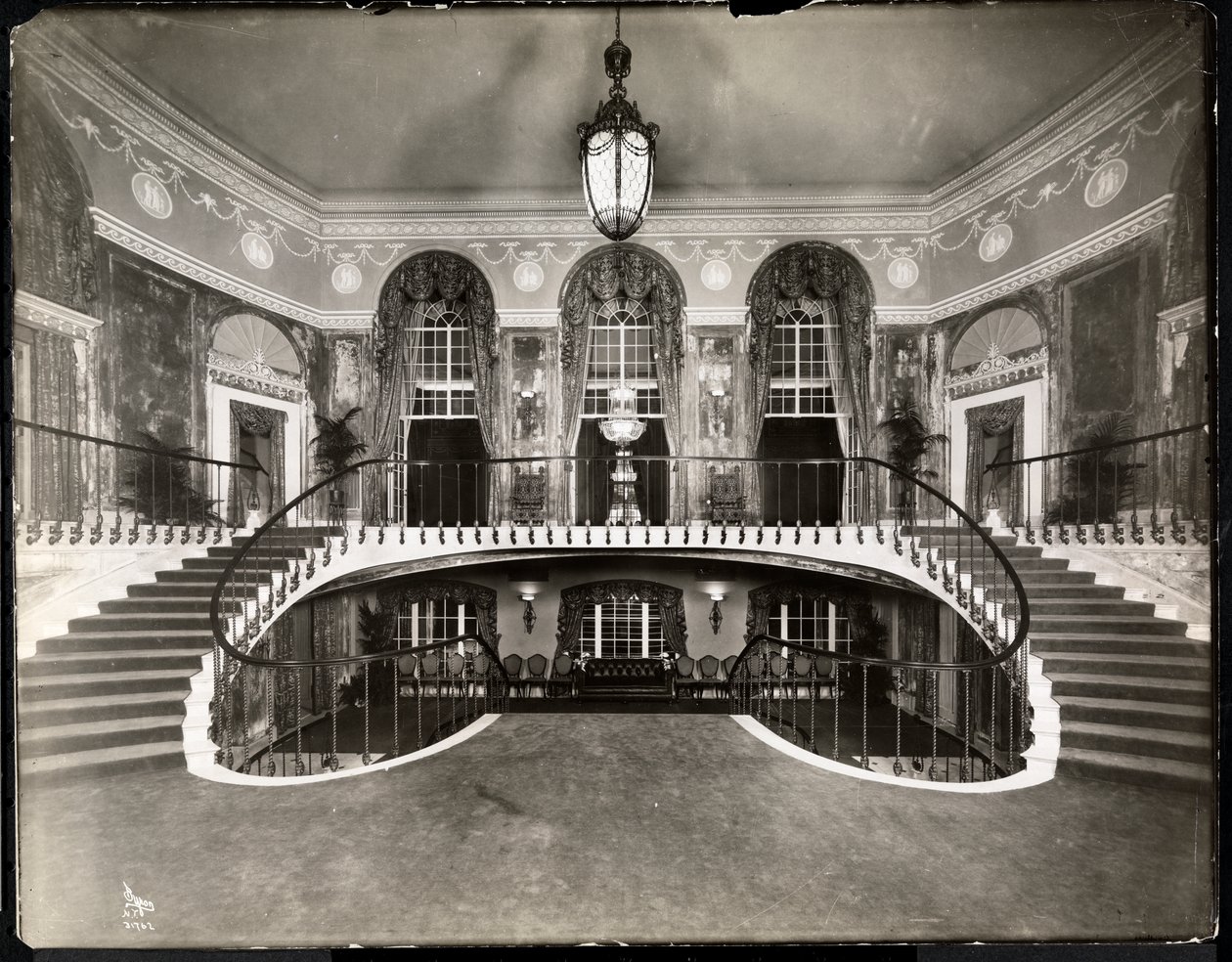 Dobbel trapp på Ritz-Carlton Hotel, 1913 (sølv gelatintrykk) av Byron Company