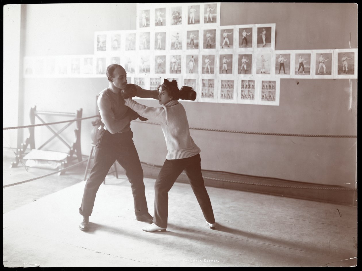 Edna Wallace Hopper poserte i en boksering med Jack Cooper på gymsalen hans på Broadway og 37th Street, New York, 1899 (sølv gelatintrykk) av Byron Company