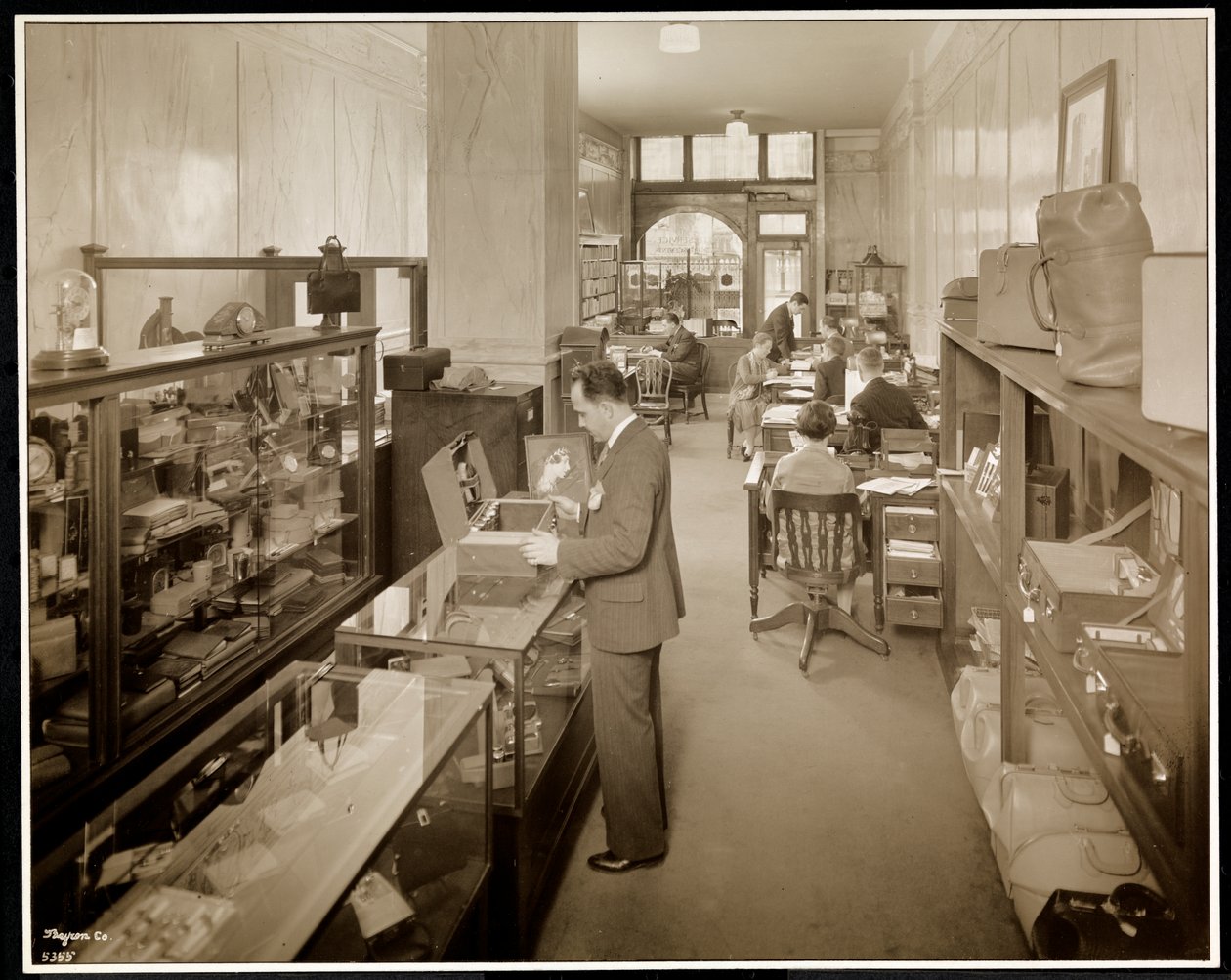 En Route Service, Inc., på Savoy Plaza Hotel, 59th Street og 5th Avenue, New York, 1928 (sølv gelatintrykk) av Byron Company
