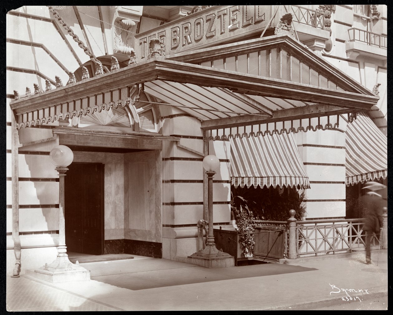 Inngangen til Hotel Broztell, 3 East 27th Street, New York, 1906 (sølv gelatintrykk) av Byron Company