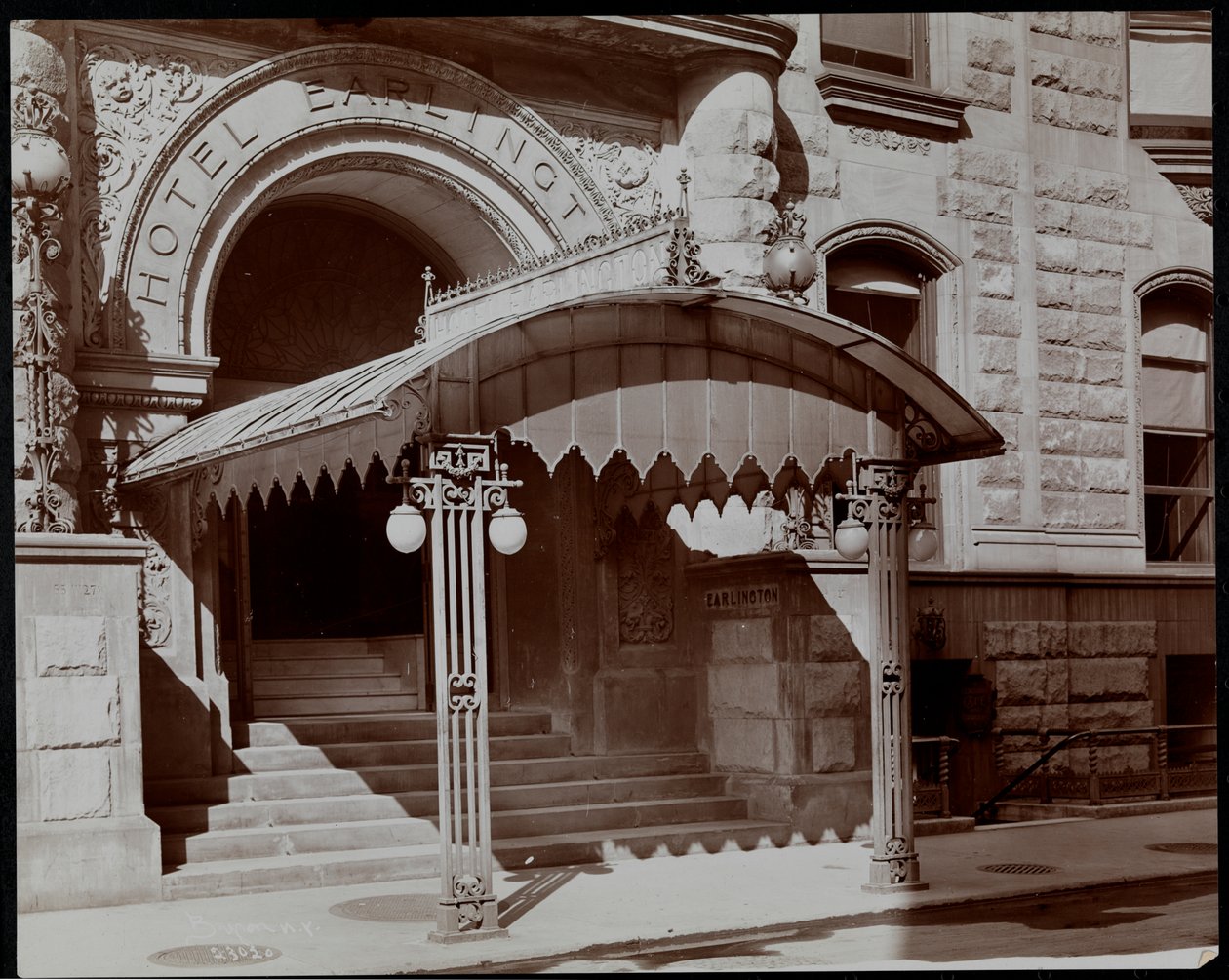 Inngangen til Hotel Earlington, 55 West 27th Street, New York, 1906 (sølv gelatintrykk) av Byron Company