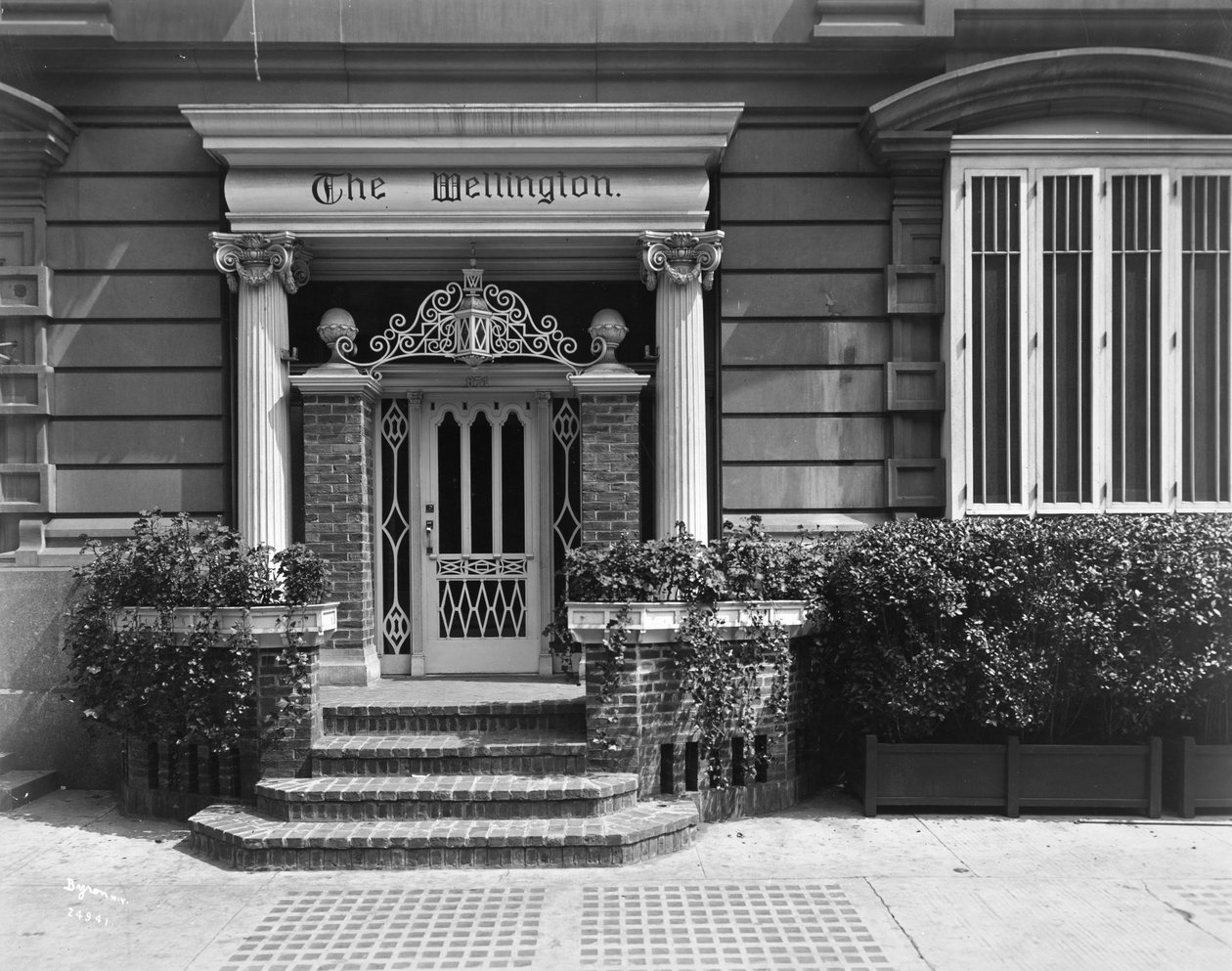 Inngang til Hotel Wellington, 871 7th Avenue, New York, 1907 (sølv gelatintrykk) av Byron Company