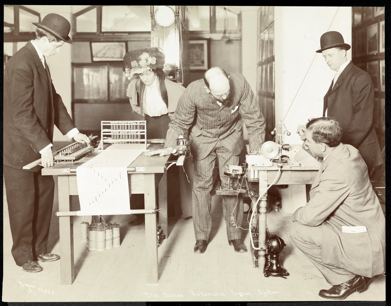 Utstilling av Simen Automatic Signal System ved Museum of Safety Appliances ved American Institute of Social Service, New York, 1908 (sølv gelatintrykk) av Byron Company