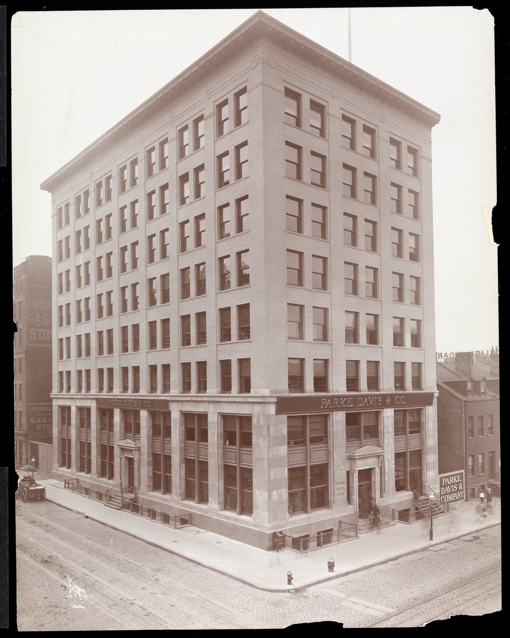 Utvendig visning av Parke, Davis und Co.-bygningen, Hudson und Vestry Streets, New York, 1910 (sølv gelatintrykk) av Byron Company