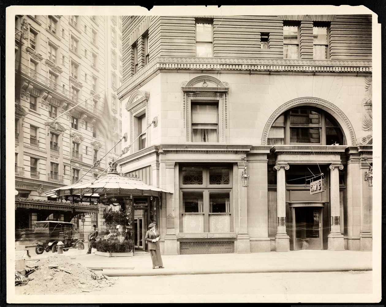 Blomsterstand og inngang til Hotel Imperial Cafe på Broadway og 32nd Street, New York, ca. 1905 (sølv gelatintrykk) av Byron Company
