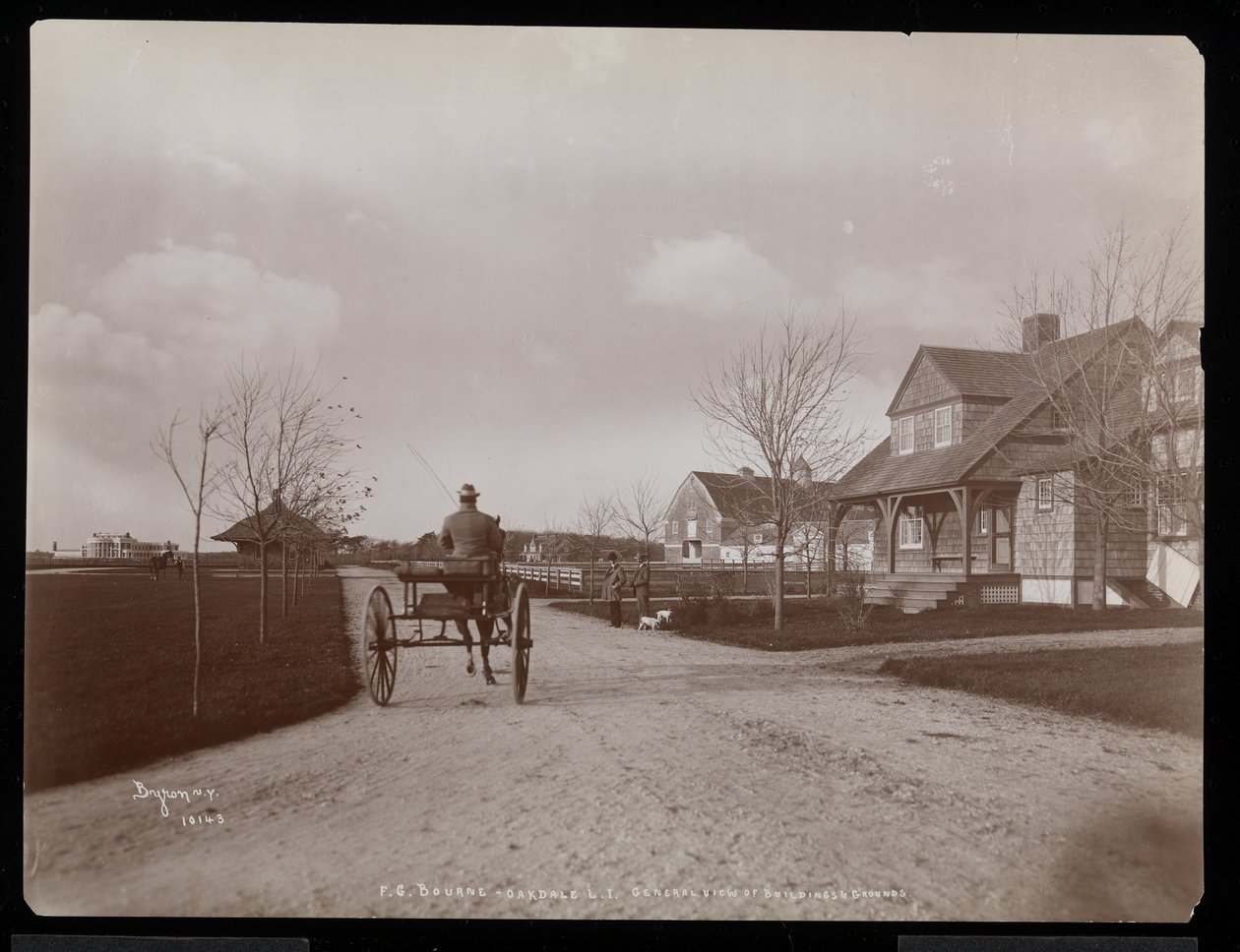 Oversikt over hus og bygninger ved F.G. Bournes eiendom i Oakdale, Long Island, New York, 1900 (sølv gelatintrykk) av Byron Company
