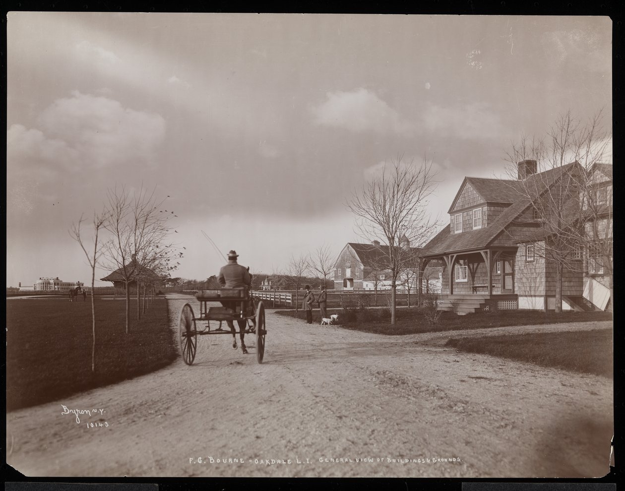 Oversikt over hus og bygninger ved F.G. Bournes eiendom i Oakdale, Long Island, New York, 1900 (sølv gelatintrykk) av Byron Company