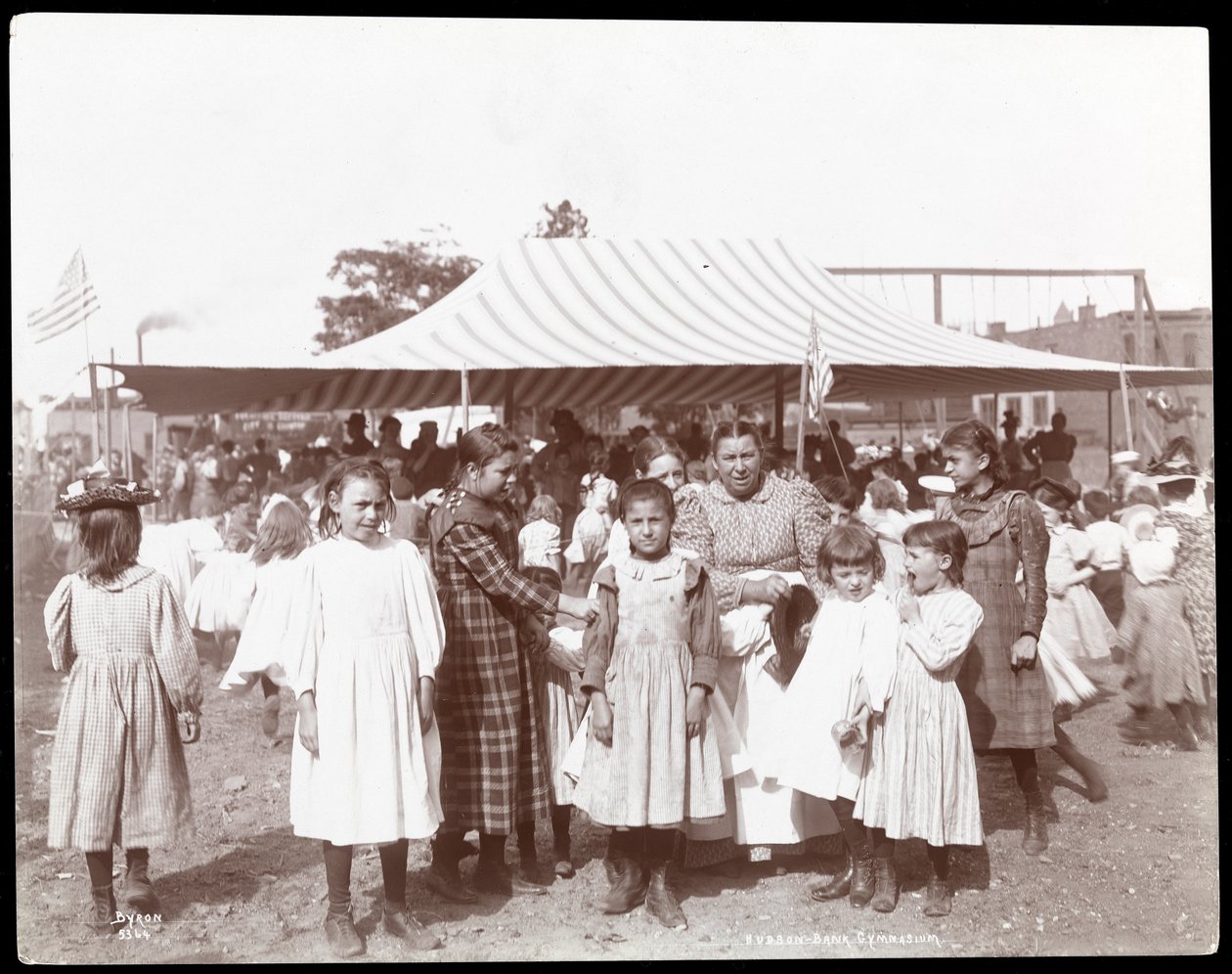 En gruppe jenter og en kvinne ved Hudson Bank Gymnasium and Playground, 53rd Street og 11th Avenue, New York, 1898 (sølv gelatintrykk) av Byron Company
