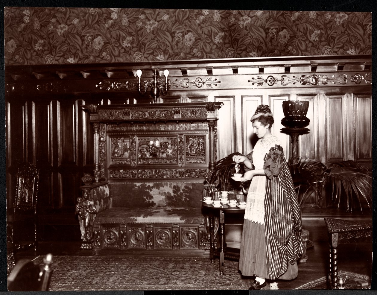 Gjester som tar te på Hotel Marie Antoinette, 1895 eller 1896 (sølv gelatintrykk) av Byron Company