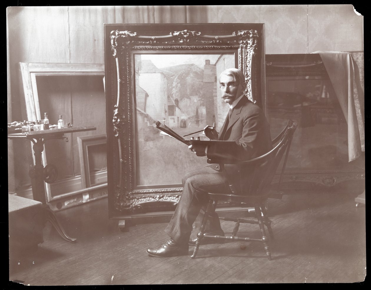 H.B. Snell i studioet hans, New York, 1907 (sølv gelatintrykk) av Byron Company