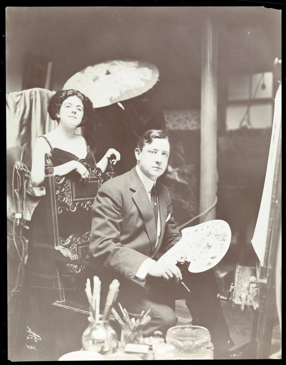 Harrison Fisher and Model, 1908-9 (sølv gelatintrykk) av Byron Company