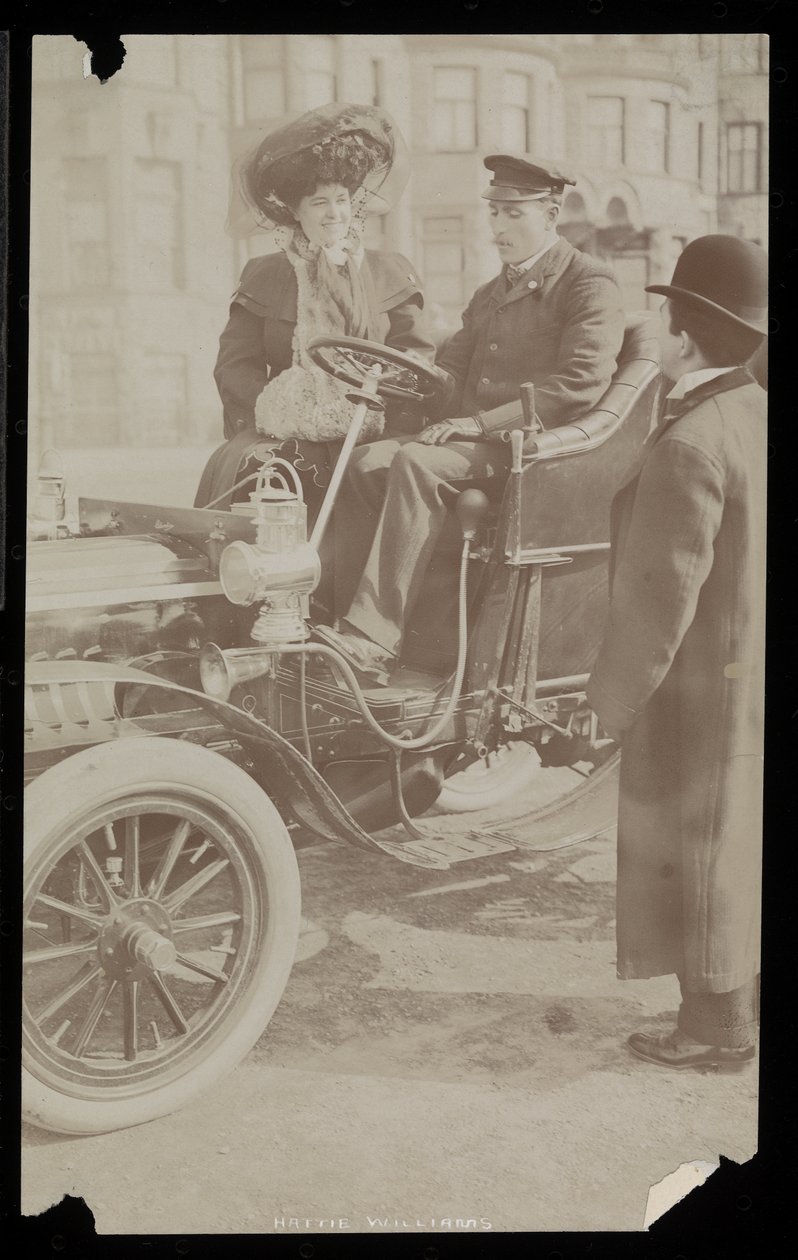 Hattie Williams satt med sjåfør i en av New York Citys første biler, New York, 1890-1910 (sølv gelatintrykk) av Byron Company