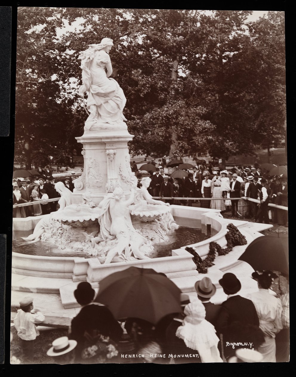 Heinrich Heine-monumentet (Lorelei-fontenen) og publikum til stede ved avdukingen, Grand Concourse og 164th Street, The Bronx, New York, 1899 (sølvgelatintrykk) av Byron Company