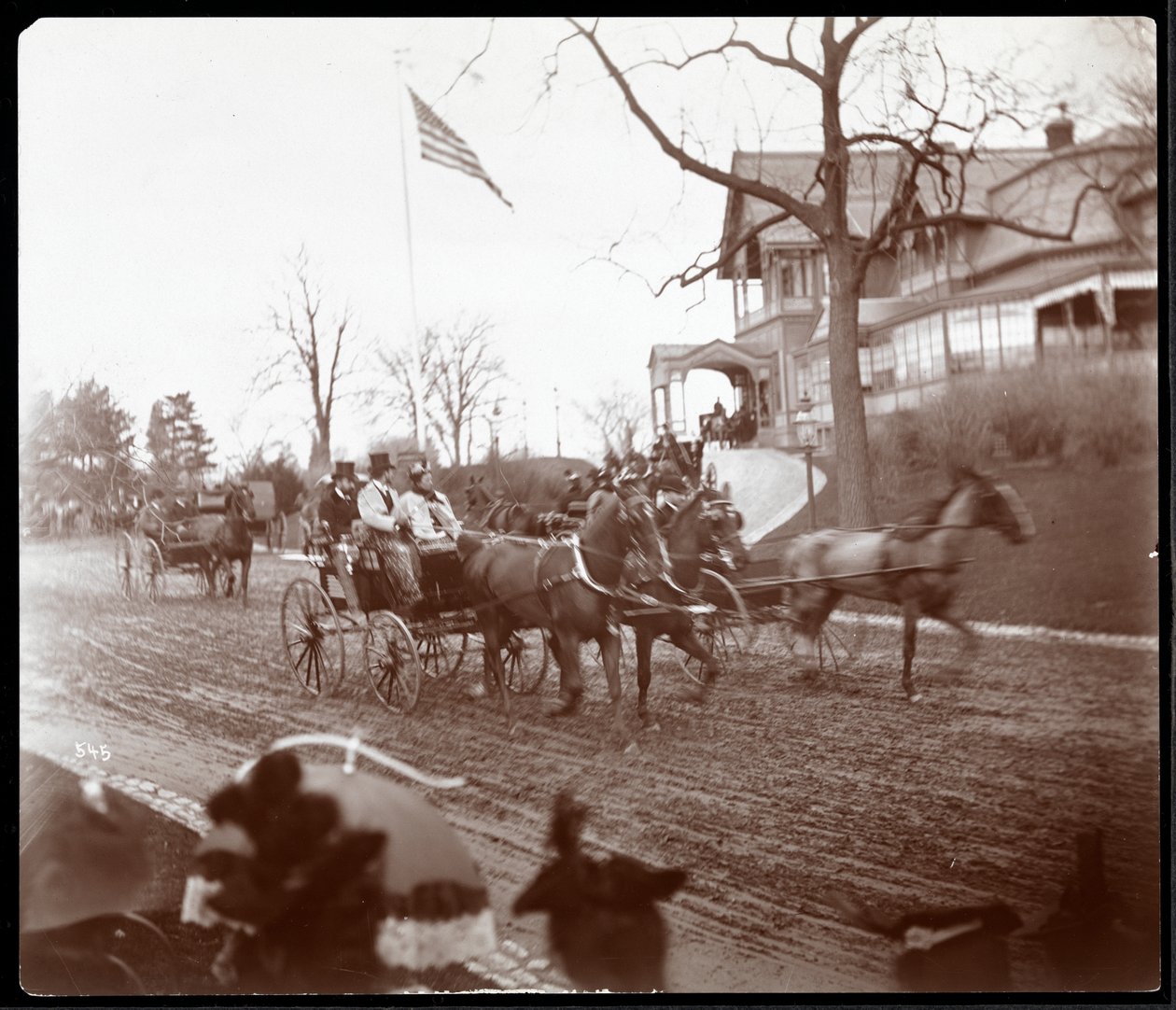 Hestevogner på Riverside Drive foran Claremont Inn, New York, ca. 1895 (sølv gelatintrykk) av Byron Company