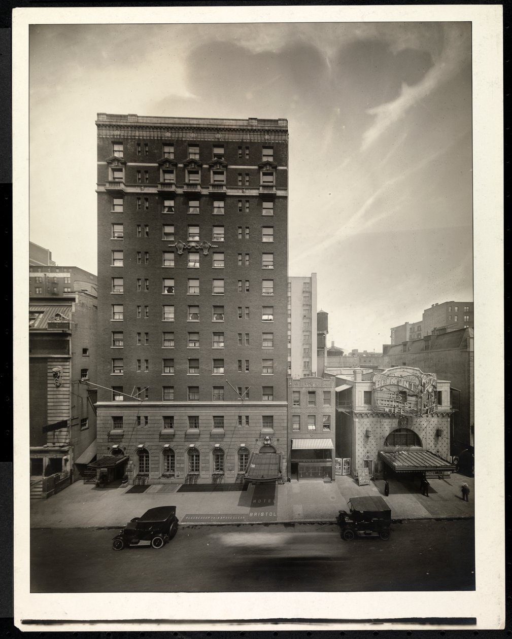 Hotel Bristol, 48th Street, New York, 1920 (sølv gelatintrykk) av Byron Company