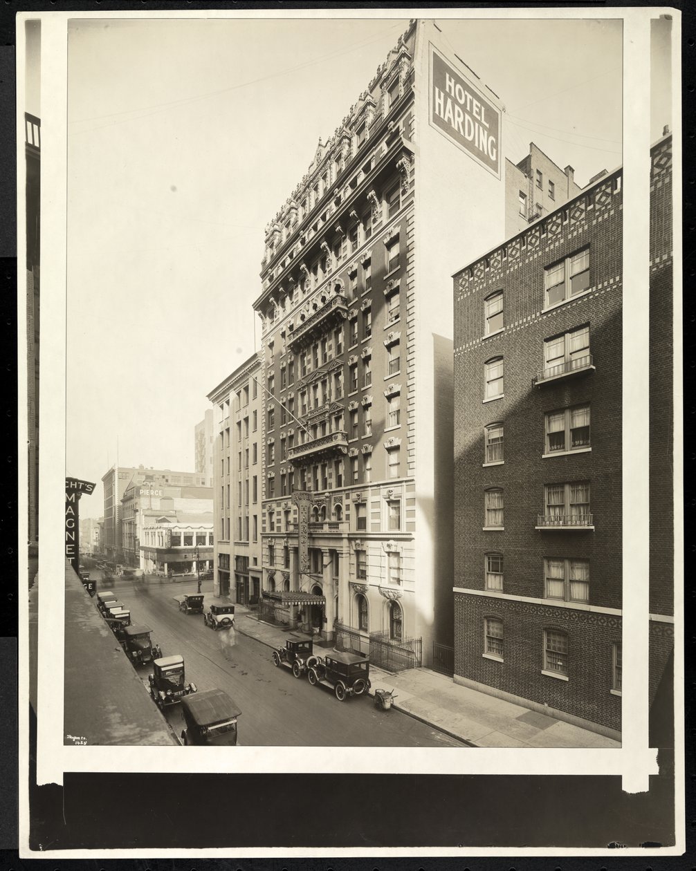 Hotel Harding på 55th Street og Broadway, New York, 1921 (sølv gelatintrykk) av Byron Company