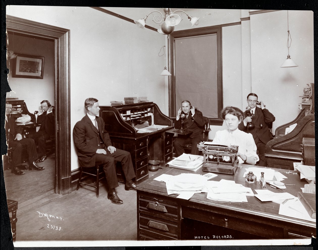 Hotel Records Office, New York, 1908 (sølv gelatintrykk) av Byron Company