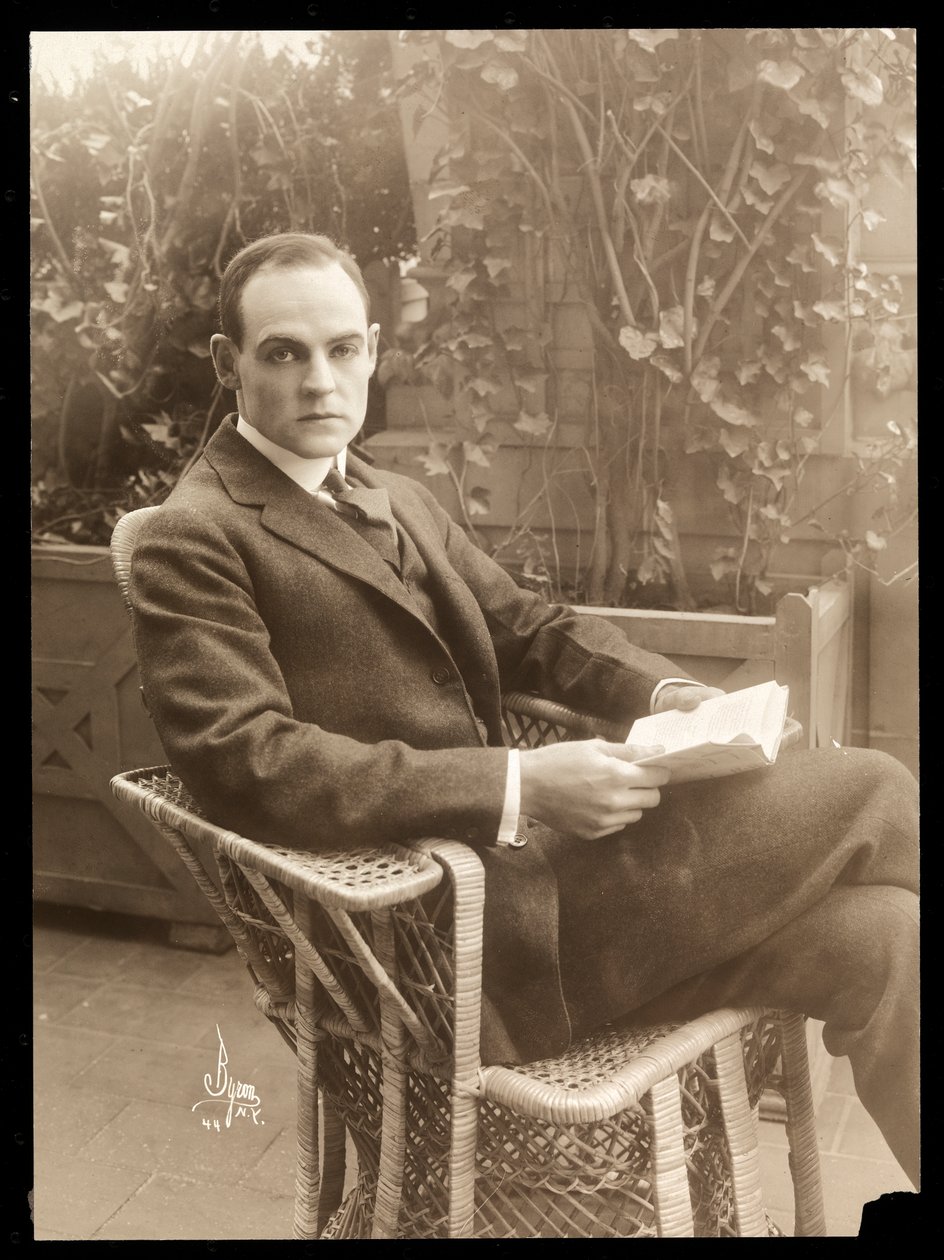 Howard Estabrook i en hage, 1915-16 (sølv gelatintrykk) av Byron Company