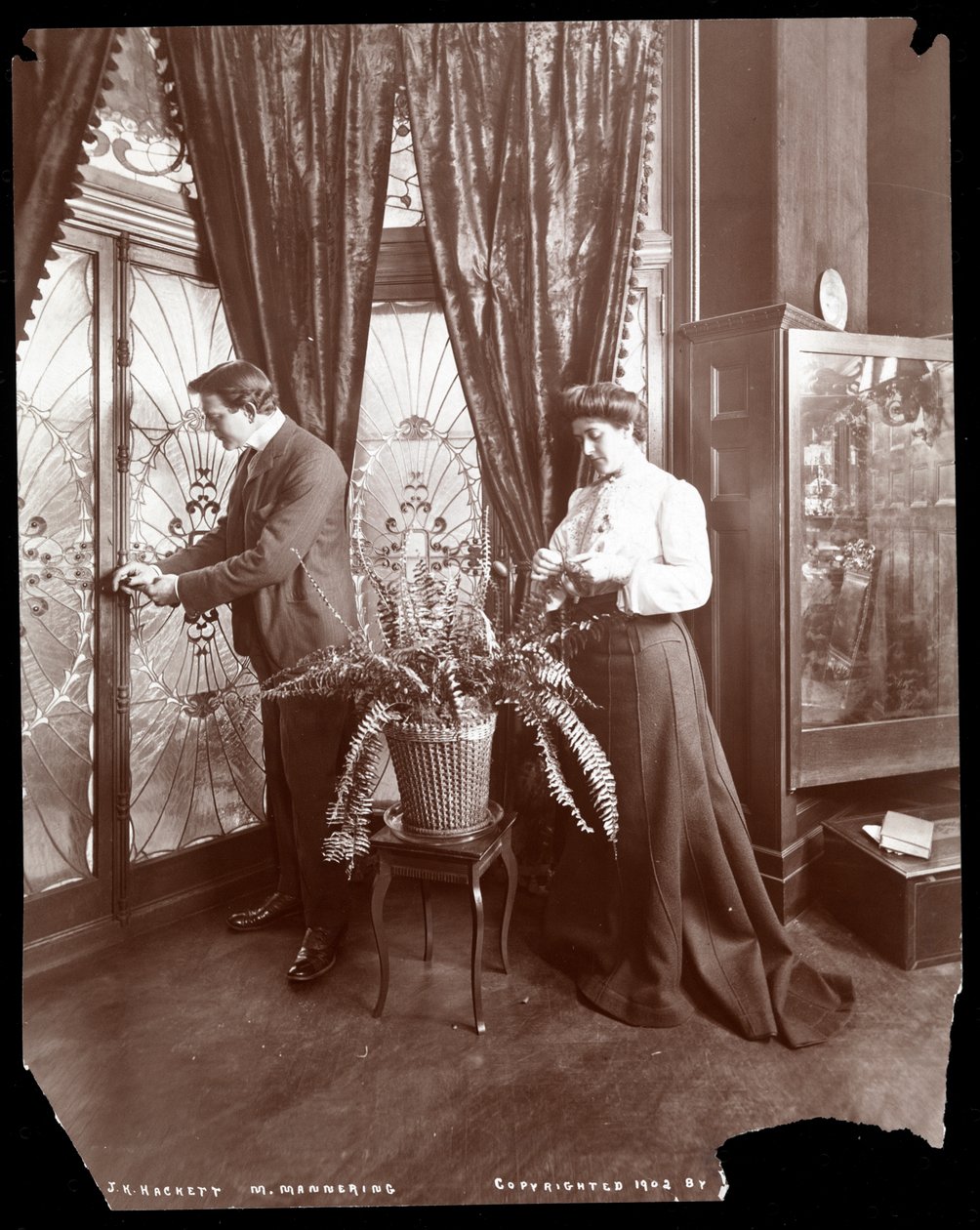 James K. Hackett and Wife (Mary Mannering) at Home, ca. 1902 (sølv gelatintrykk) av Byron Company
