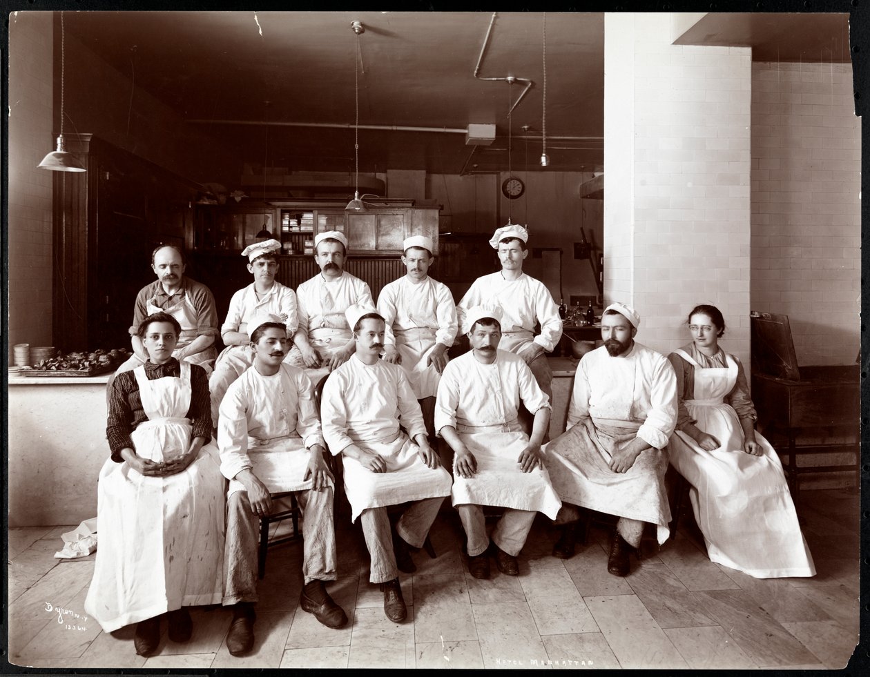 Kjøkkenpersonale på Hotel Manhattan, 1902 (sølv gelatintrykk) av Byron Company