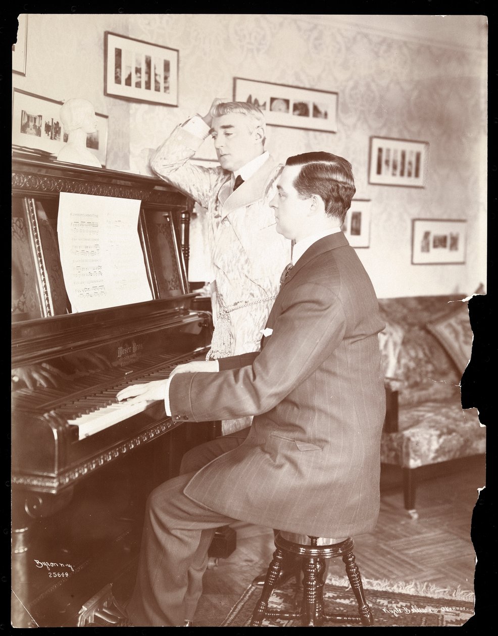 Kyrle Bellew og venn ved pianoet i Bellew