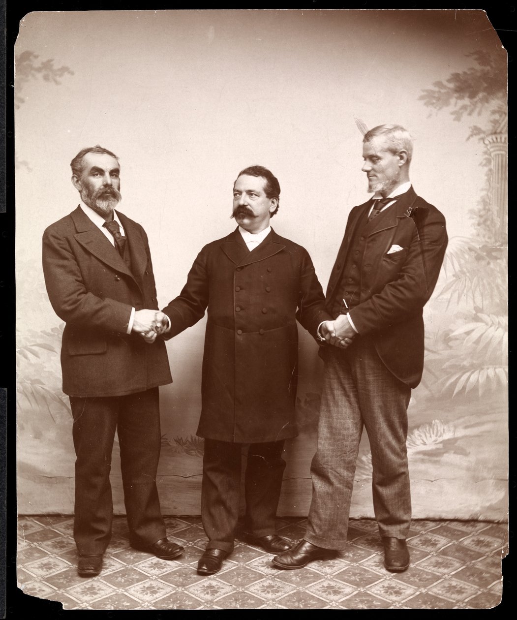 Arbeiderledere Samuel Gompers, John Burns og Holmes, 1893-4 (sølv gelatintrykk) av Byron Company