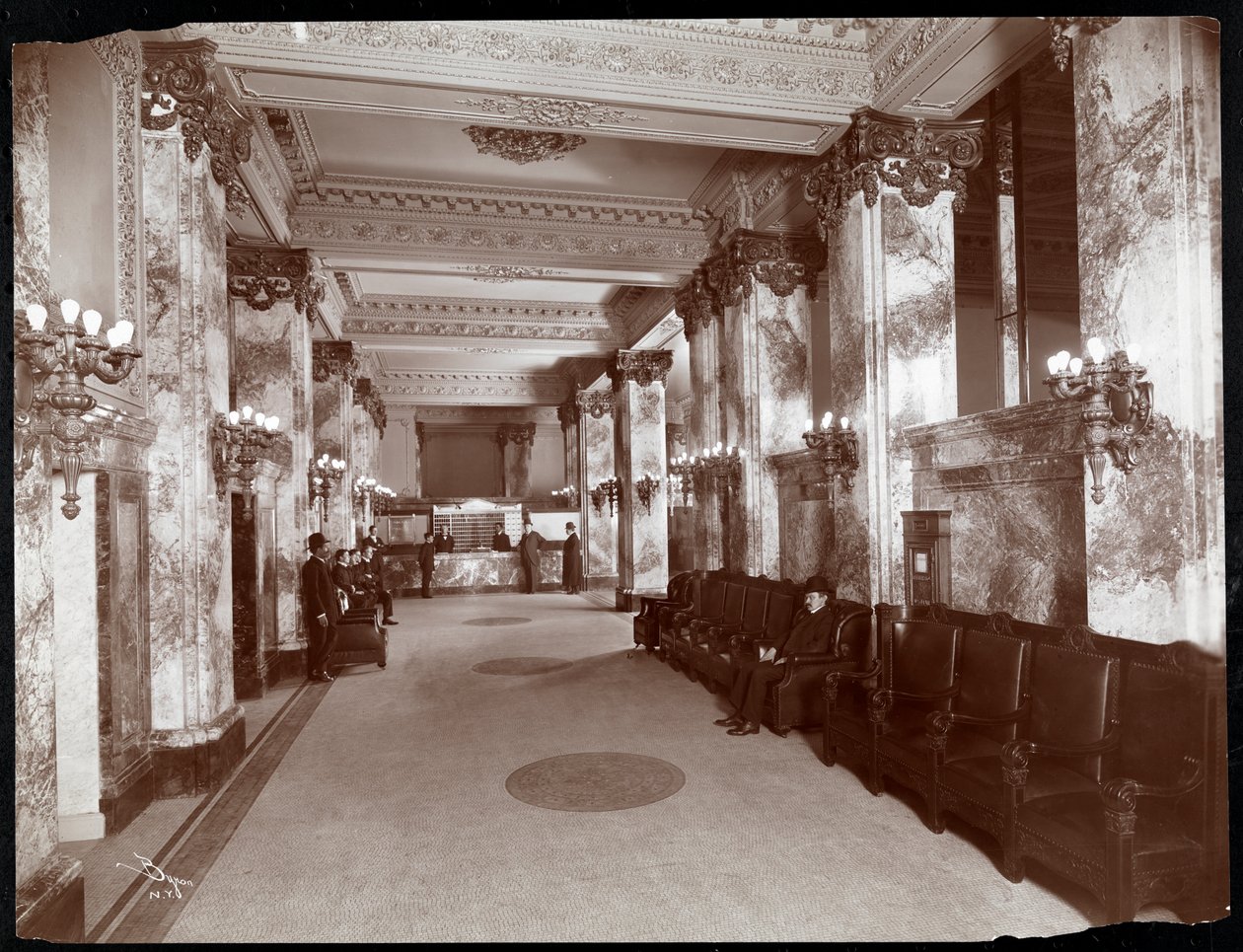 Lobby og registreringsskranke på Hoffman House hotel, 1907 (sølv gelatintrykk) av Byron Company