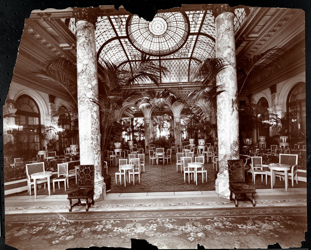 Lounge på Plaza Hotel, ca. 1907 (sølv gelatintrykk) av Byron Company