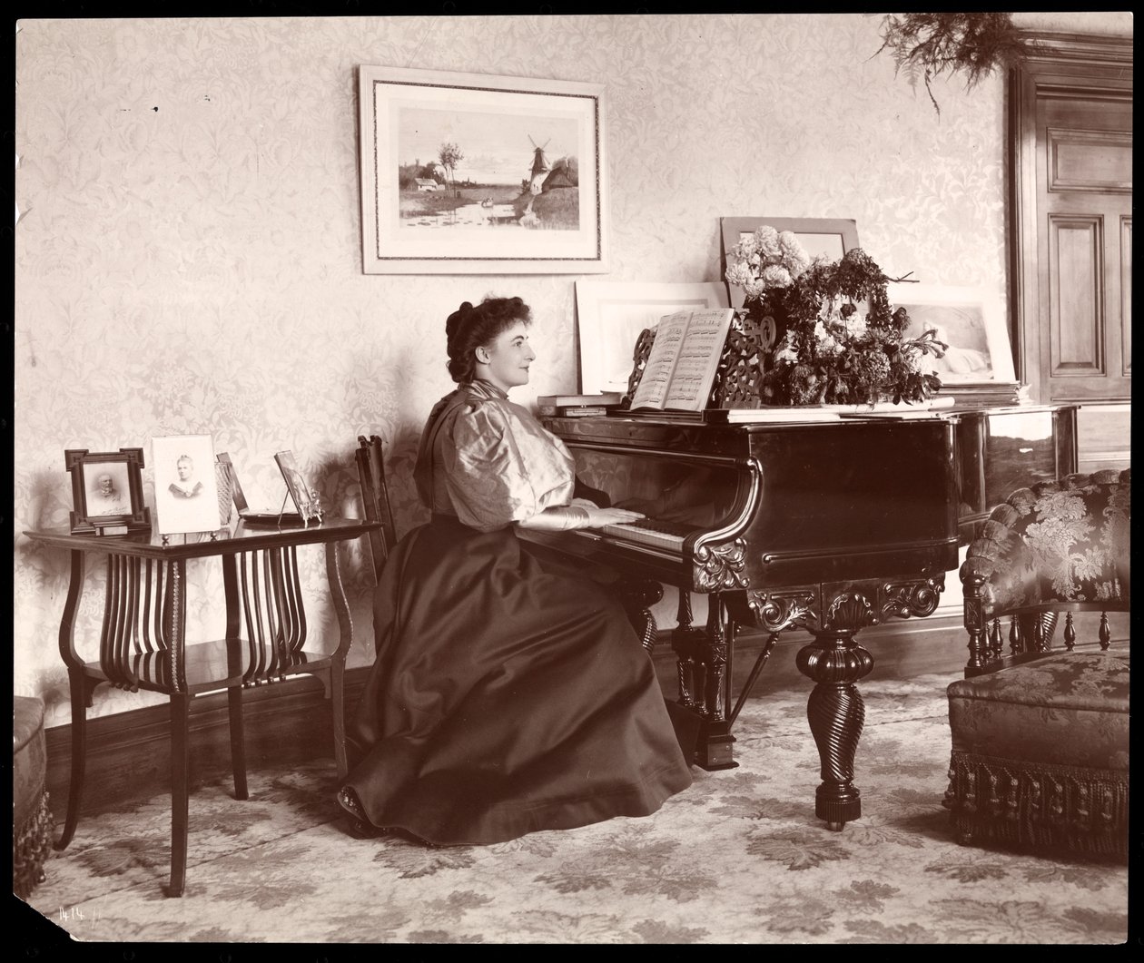 Madame Frances Saville at Home, 1895 (sølv gelatintrykk) av Byron Company
