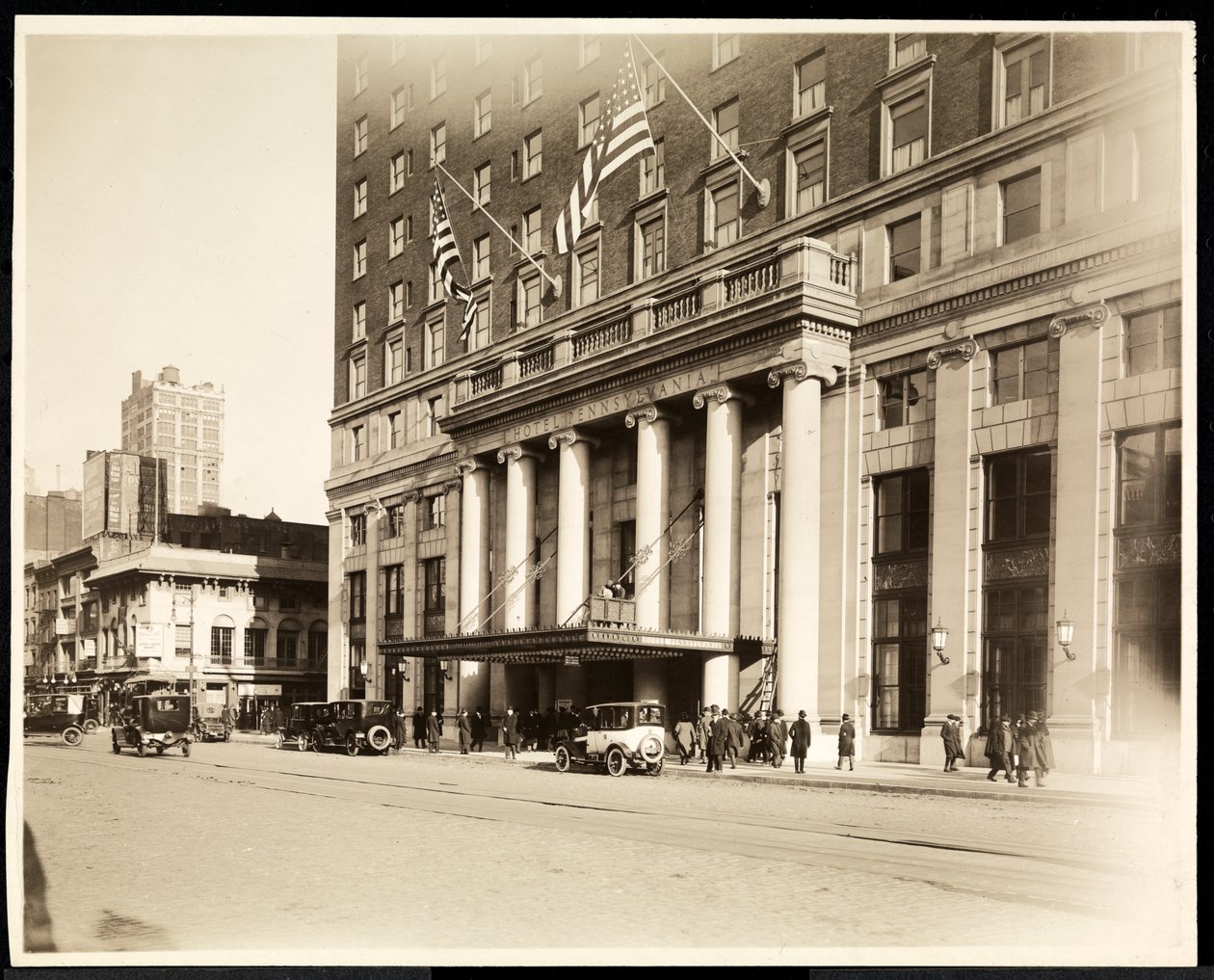 Hovedinngangen til Hotel Pennsylvania, 7th Avenue og 32nd Street, New York, 1919 (sølvgelatintrykk) av Byron Company