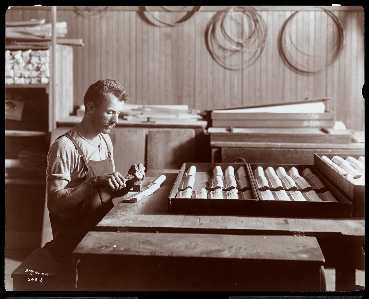 Mann som arbeider i Hardman, Peck und Co. pianofabrikk, New York, 1907 (sølv gelatintrykk) av Byron Company