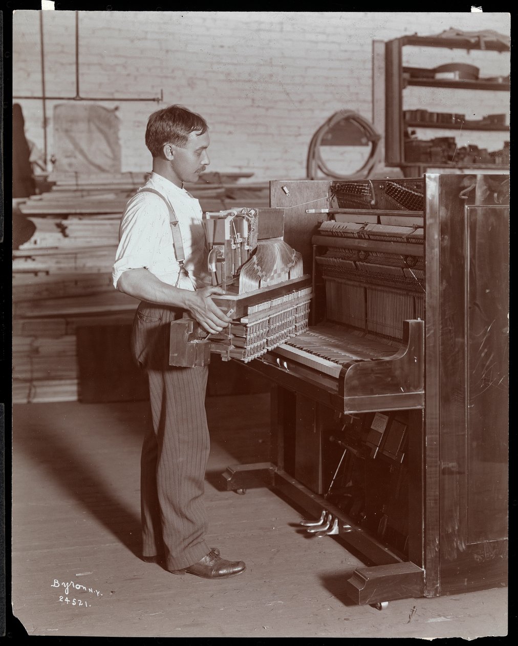 Mann som arbeider i Hardman, Peck und Co. pianofabrikk, New York, 1907 (sølv gelatintrykk) av Byron Company
