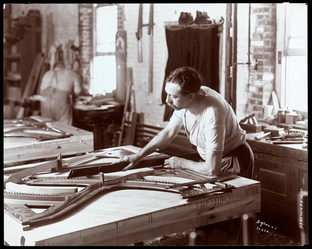Mann som arbeider i Hardman, Peck und Co. pianofabrikk, New York, 1907 (sølv gelatintrykk) av Byron Company